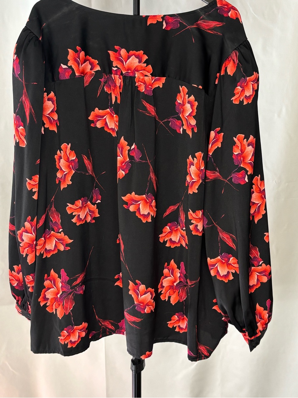 Ava & Viv Black V-Neck Blouse w/ Orange-Red Floral Print Plus Size - Picture 2 of 3